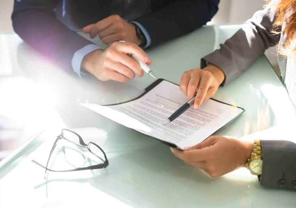 Direito à revisão de benefício previdenciário cujo mérito não foi apreciado na concessão decai em dez anos