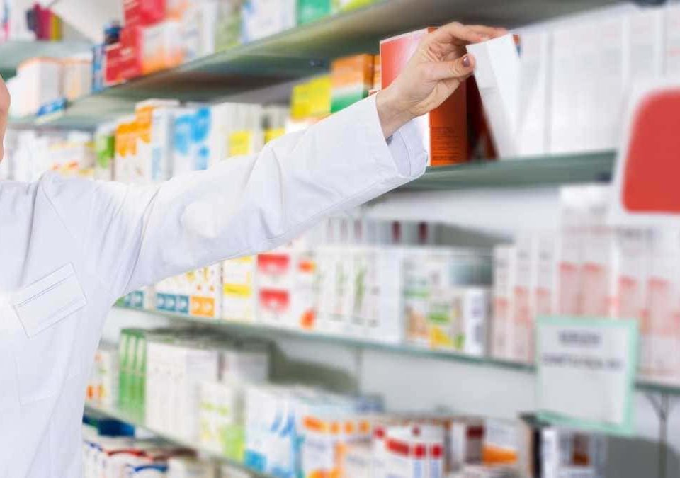 Farmácia não pode manipular, estocar e comercializar medicamentos sem receita médica
