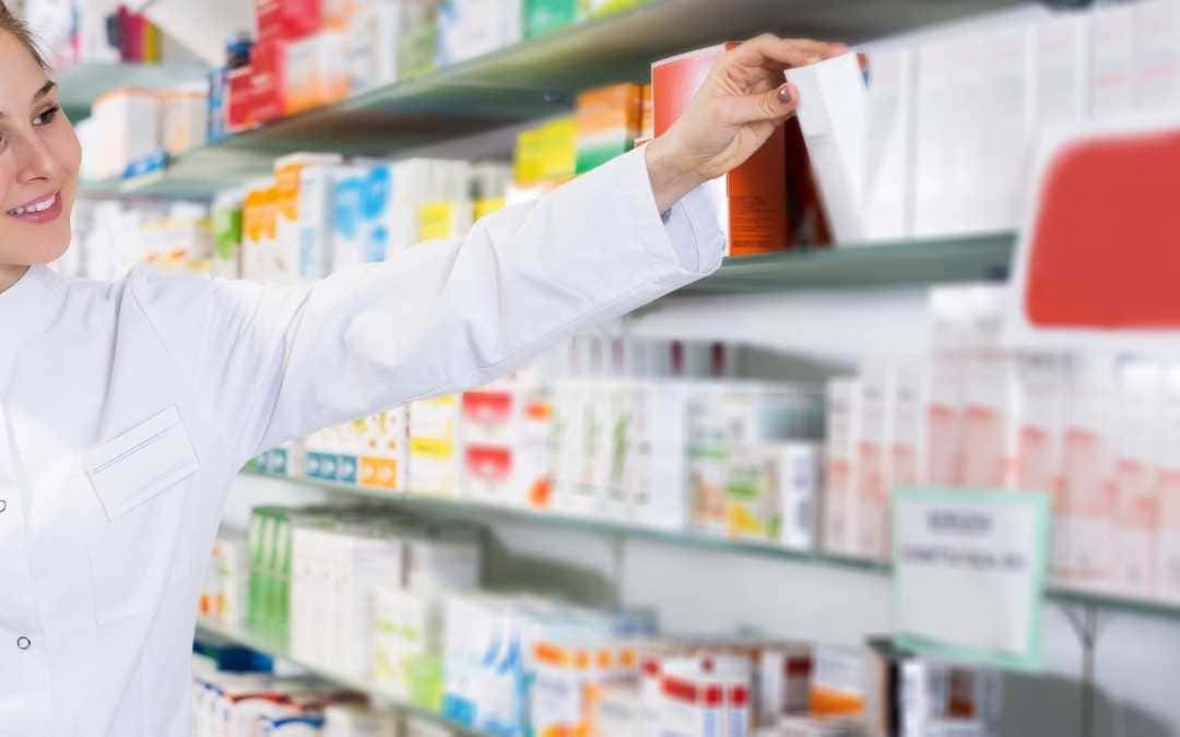 Farmácia não pode manipular, estocar e comercializar medicamentos sem receita médica