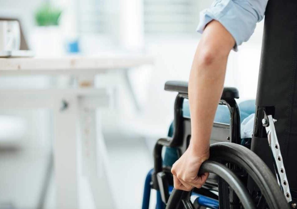 Empresa que deixou de entregar cadeira de rodas é punida
