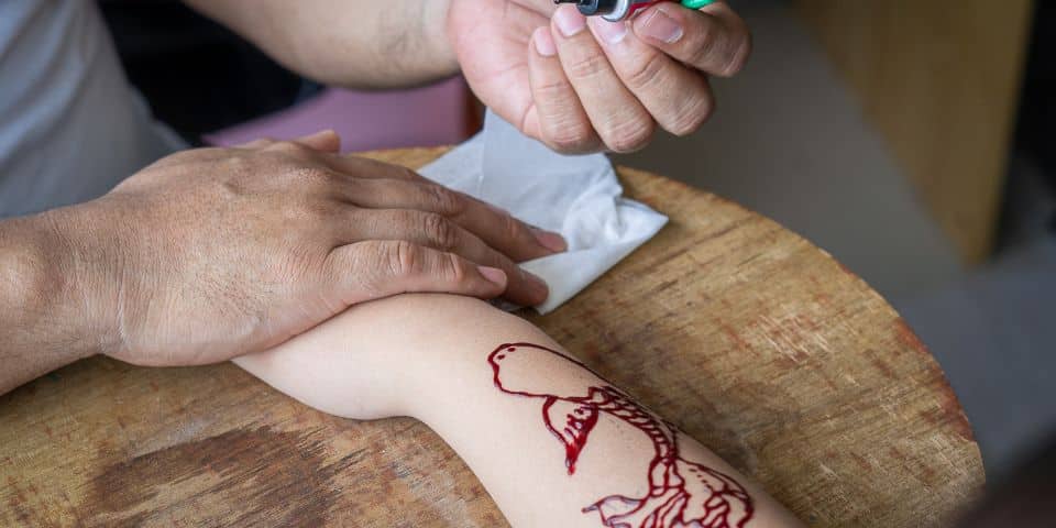 Consentimento de menor para tatuagem não afasta crime de lesão corporal
